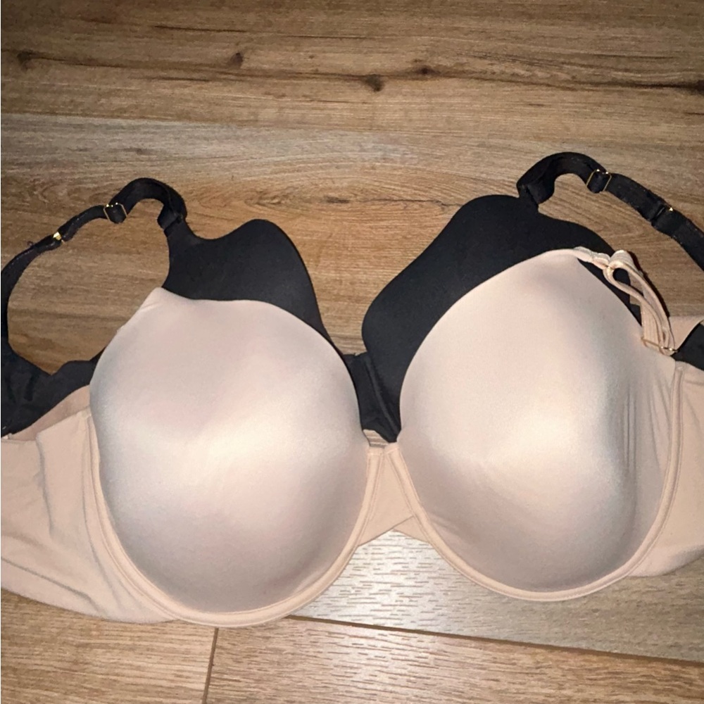 Women’s size 40DD bra 
Color is black and cream